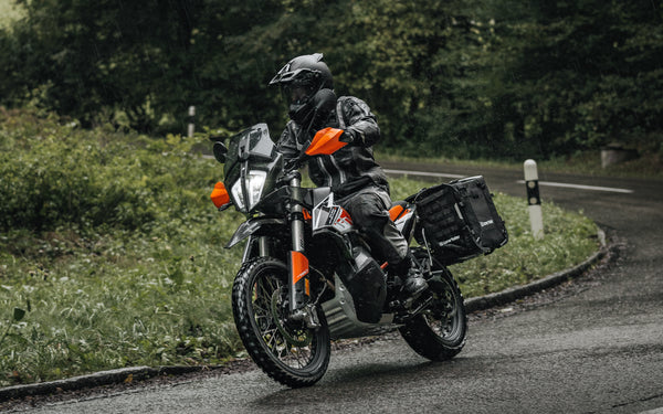 Tipps zum Fahren von ADV-Motorrädern mit 50/50-Reifen im Regen
