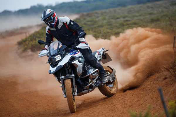 Wie man große ADV Motorräder im Sand fährt [5 Tipps]